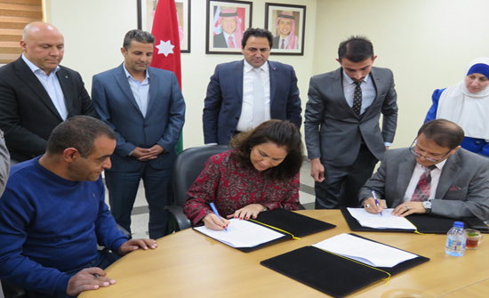 زواتي توقع اتفاقيات دعم ترشيد الطاقة في 4 فنادق بالبترا