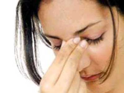 المرأة فريسة لمرض القلق من المستقبل