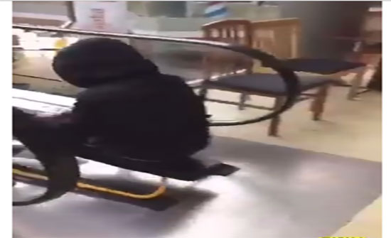 بالفيديو: نهاية مروعة لشاب حاول التزلج من فوق سلم كهربائي