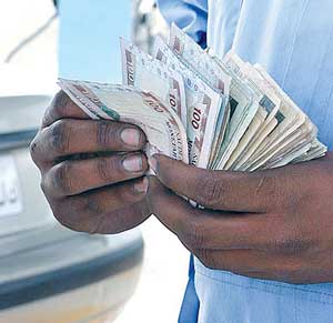 ينصبون شباك الاحتيال بخيوط مبتكرة للايقاع بضحايا اعمى الطمع بصيرتهم