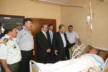 القاضي والحمادنة يزوران المصابين بحادث البحر الميت (بالصور)