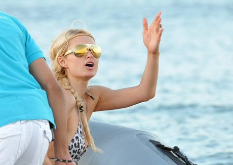 طائرة بدون طيار لمراقبة صيف باريس هيلتون الساخن في جنوب أوروبا .. شاهدوا الصور 