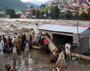 أغلبهم في باكستان ..فيضانات آسيا تقتل 1100 شخص    