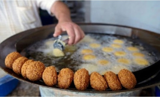 طباخ أردني يطهو الفلافل بـ " الحشيشة "