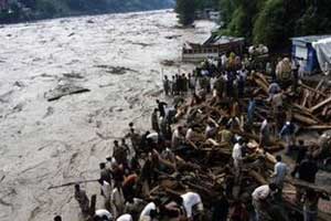 محاولات للوصول إلى آلاف المحاصرين جراء السيول(ضحايا فيضانات باكستان تبلغ 1000 قتيل.. والكوليرا تبدأ بالظهور)