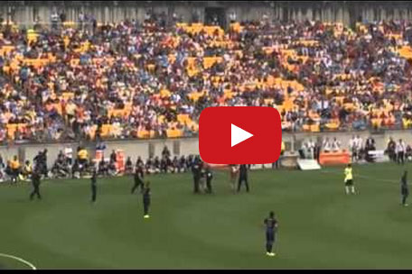 سعوديان يقتحمان مباراة دولية لأجل "سيلفي"