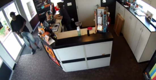 لص يلكم بائعة في وجهها بقوة