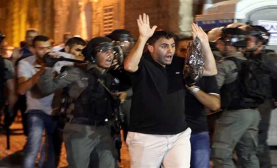 إصابات واعتقالات بقمع الاحتلال للمصلين بباب الأسباط (فيديو)