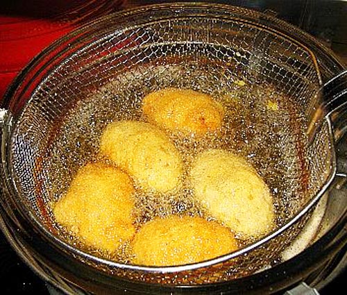 خطورة الإستعمال المتكرر لزيت القلي خطورة الإستعمال المتكرر لزيت القلي