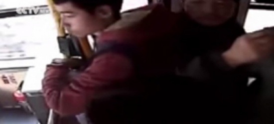 شاهد..  لص يركع لسيدة حاول سرقتها لمسامحته