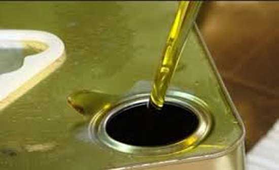 اتلاف 800 تنكة زيت زيتون مغشوش