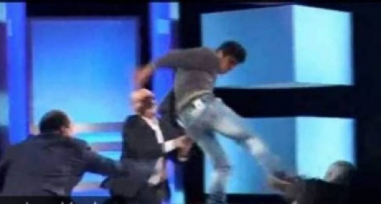 فيديو| شاب يركل والدته ويسبها على الهواء مباشرة!