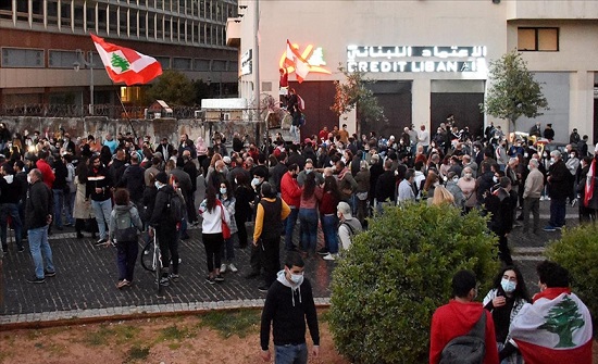 تواصل الاحتجاجات المنددة بتدهور الليرة والوضع المعيشي في لبنان .. بالفيديو