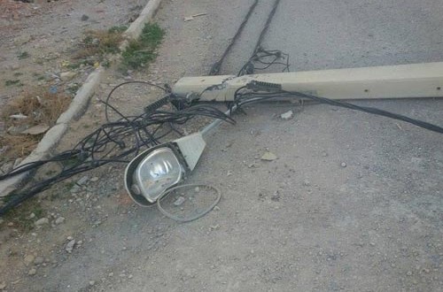 صندوق قلاب يسقط ثلاثة اعمدة كهربائية في جرش صندوق قلاب يسقط ثلاثة اعمدة كهربائية في جرش