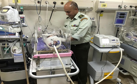 تبريد جسم طفل في مستشفى الأمير راشد العسكري لعلاج نقص الأكسجين