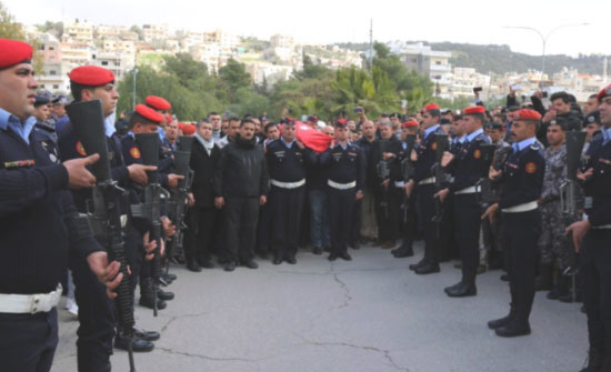 بالصور .. وسط حشد مهيب :   تشييع  جثمان الشهيد الملازم أول احمد محمود فياض الجالودي