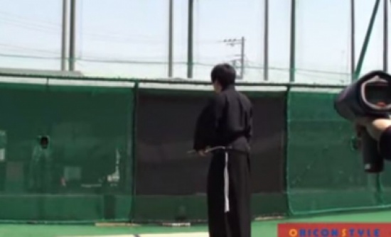 شاهد.. ساموراي ينجح بقسم كرة بيسبول إلى نصفين