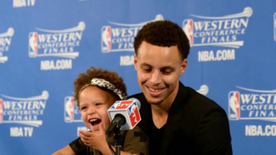 شاهد.. ابنة لاعب تجبر الجميع على الضحك