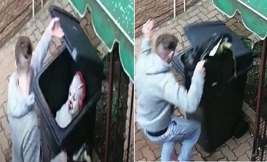 فيديو طريف لأم بريطانية تتنكر في زي "المهرج القاتل" لإرهاب ابنها فيديو طريف لأم بريطانية تتنكر في زي "المهرج القاتل" لإرهاب ابنها