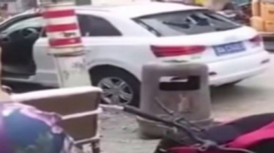 شاهد.. تحطم سيارة هدية من زوجها بحجة حجمها الصغير