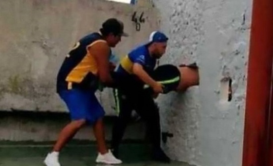 شاهد.. مشجع كرة قدم يحشر في سور ملعب لهذا السبب شاهد.. مشجع كرة قدم يحشر في سور ملعب لهذا السبب