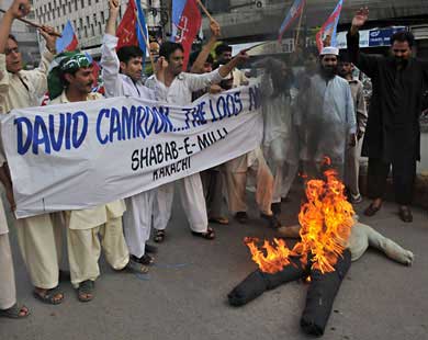 كاميرون متمسك باتهامه لباكستان 