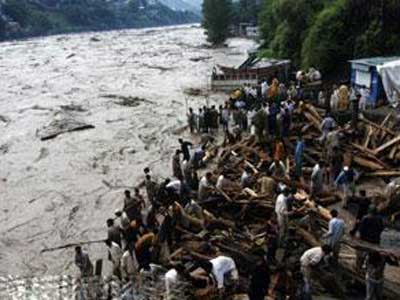 1500 قتيل و30 ألف محاصر بفيضانات باكستان
