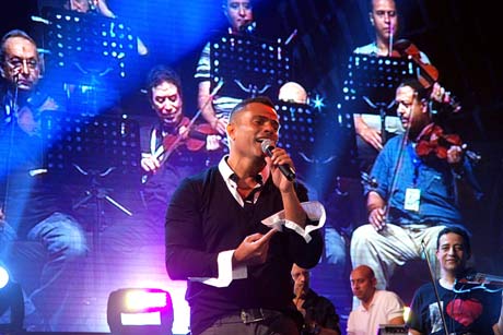 بالصور عمرو دياب يتألق في مارينا أمام 150 ألف شخص 