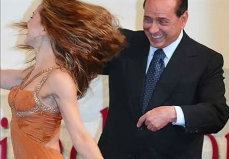 الباييس: برلسكونى مهدد بالخروج من البرلمان