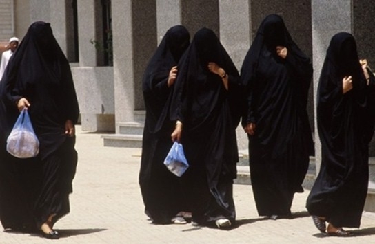 سعودي يشبه نساء بلده بـ أكياس الفحم