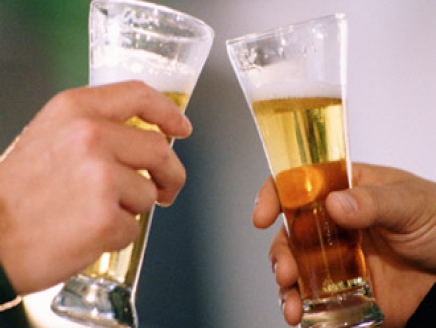 بالصورة ... " الشمبانيا " في احتفالات طلاب التوجيهي  بالشارع