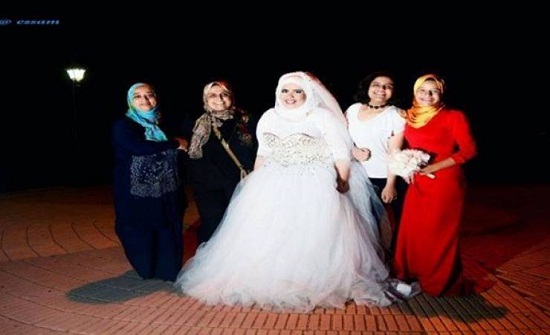 فيديو| حدث في مصر ولأول مرة.. عروس بفستان زفاف بدون عريس! فيديو| حدث في مصر ولأول مرة.. عروس بفستان زفاف بدون عريس!