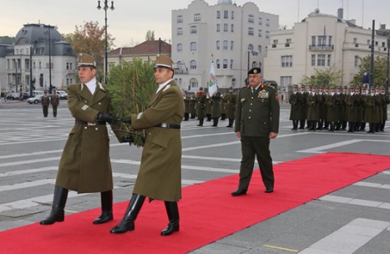 رئيس هيئة الأركان المشتركة يزور قوة الدفاع المجرية