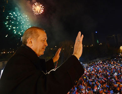 أردوغان يعلن فوزه في الانتخابات البلدية ويتوعد خصومه بانهم سيدفعون الثمن أردوغان يعلن فوزه في الانتخابات البلدية ويتوعد خصومه بانهم سيدفعون الثمن