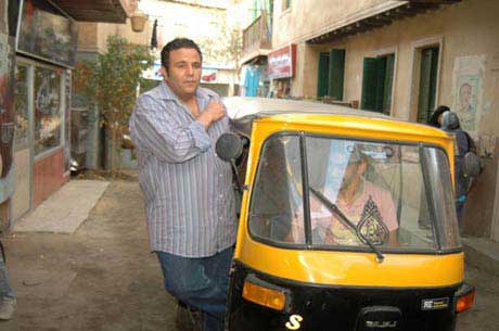 بالصور محمد فؤاد يركب التكتك في أغلى من حياتي