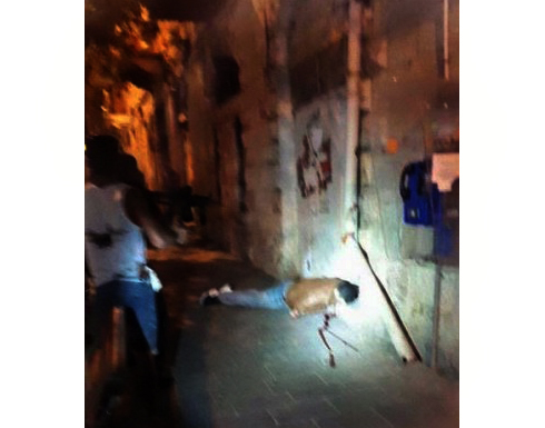 بالفيديو: استشهاد فلسطيني بعد طعنه إسرائيلية في القدس المحتلة