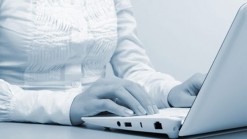 يعرض ابنه للبيع عبر الانترنت