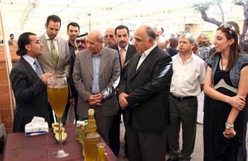 وزير الزراعة يفتتح معرض زيت وزيتون  