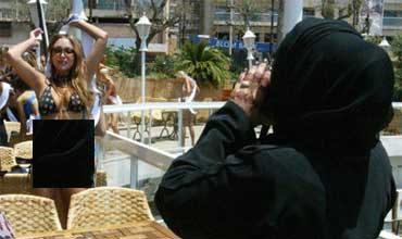 بريطانية في دبي تخلع ملابسها ردا على عربية انتقدت قلة حشمتها