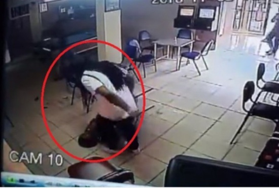 فيديو صادم : ماذا فعل رجل ضبط زوجته في مطعم مع آخر