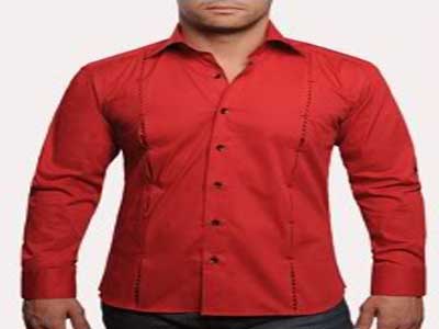 القميص الأحمر يجعل الرجل مرغوب جنسياً