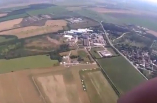 فيديو: مظلي يحاول الإمساك بالبوكيمون