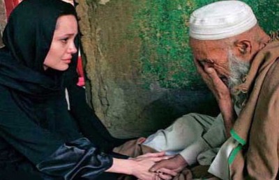 أصالة تفتح النار على صحافي قارن الفنانات العرب بأنجلينا جولي أصالة تفتح النار على صحافي قارن الفنانات العرب بأنجلينا جولي