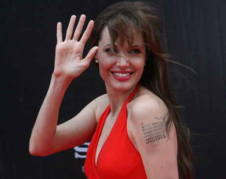 انجلينا جولي تأكل العناكب 