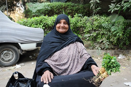 عمرها 67 سنة الشارع بيتها والنعناع لقمة عيشها