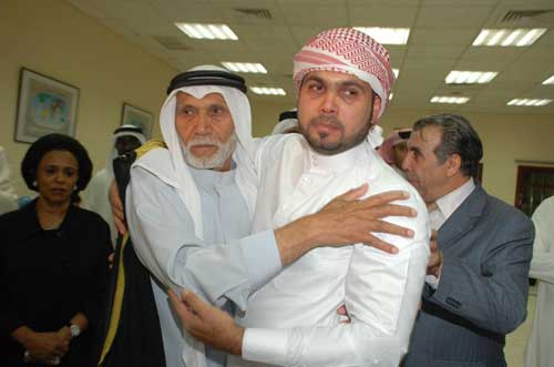 الكويت تجمع اب اردني بنجله بعد 32 عاما