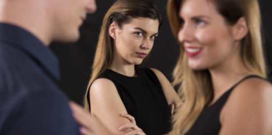 هكذا انتقمت “الزوجة الأولى” من ضرتها في الكويت هكذا انتقمت “الزوجة الأولى” من ضرتها في الكويت