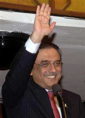 رشق زرداري بالحذاء في برمنغهام    