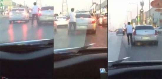 فيديو: شاب متهور يتعلق بسيارة مسرعة فيديو: شاب متهور يتعلق بسيارة مسرعة