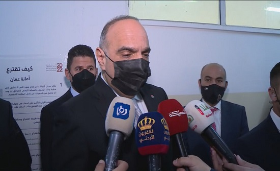 الخصاونة يُدلي بصوته بالانتخابات في عمّان